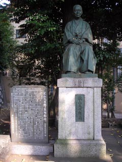 栗山久次郎翁の像と顕彰碑